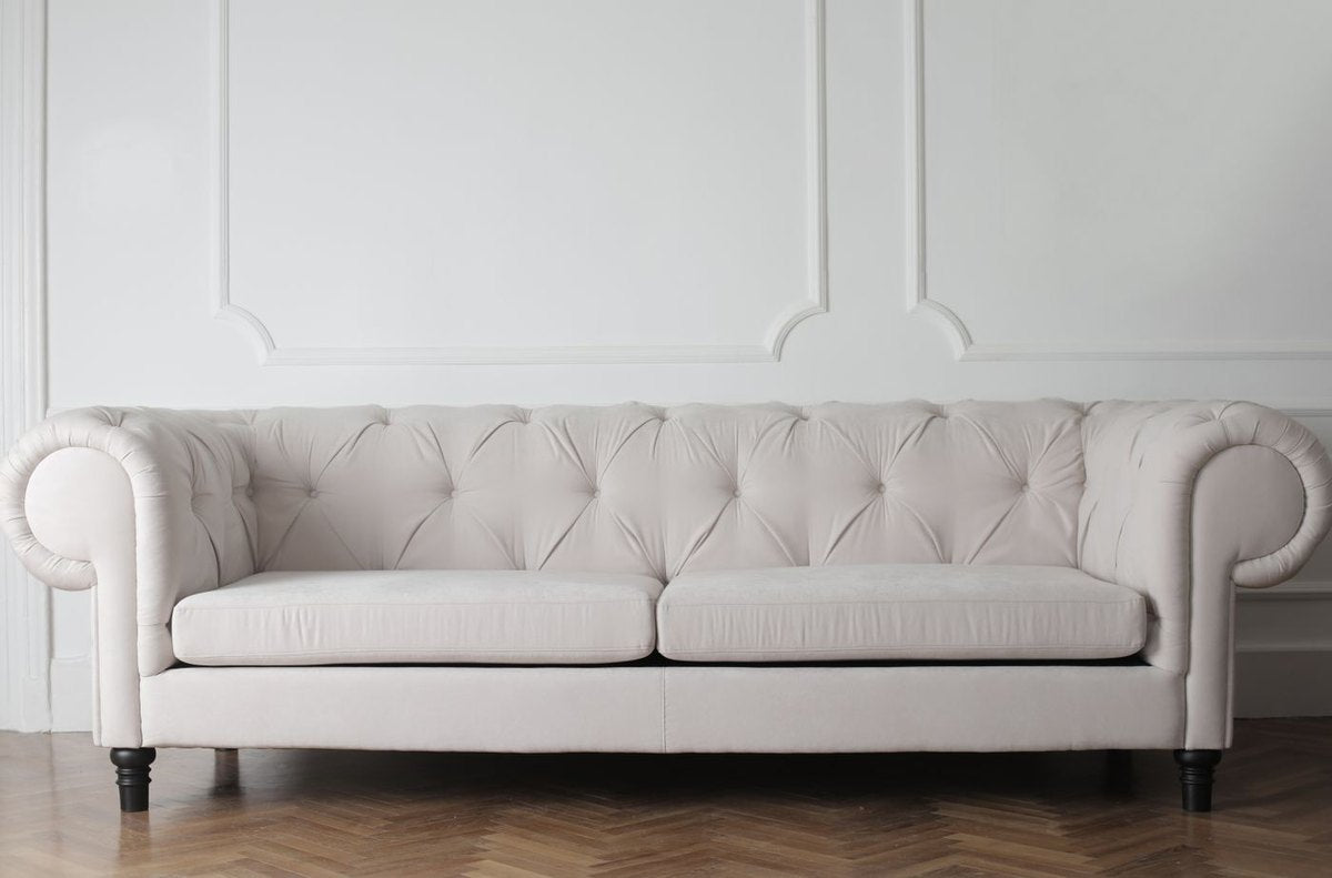 Sofa in einem gepflegten Wohnzimmer