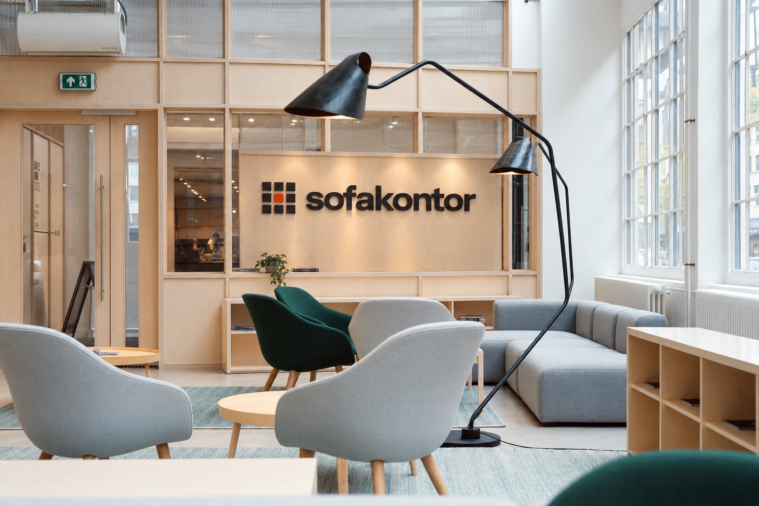 Heller Showroom mit Sesseln und Sofa