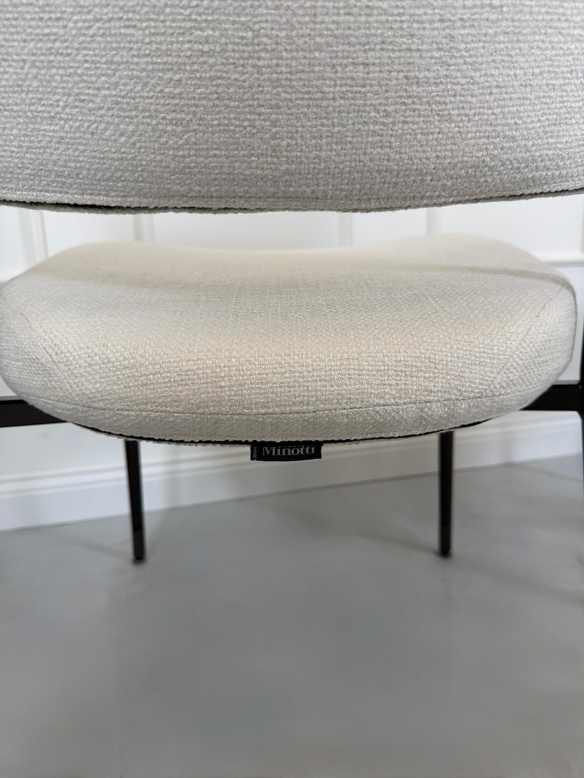 Gebrauchtes Minotti Mills Designer Stoff Stuhl in der Farbe Weiß vor einer Wand, stilvoll und modern eingerichtet.
