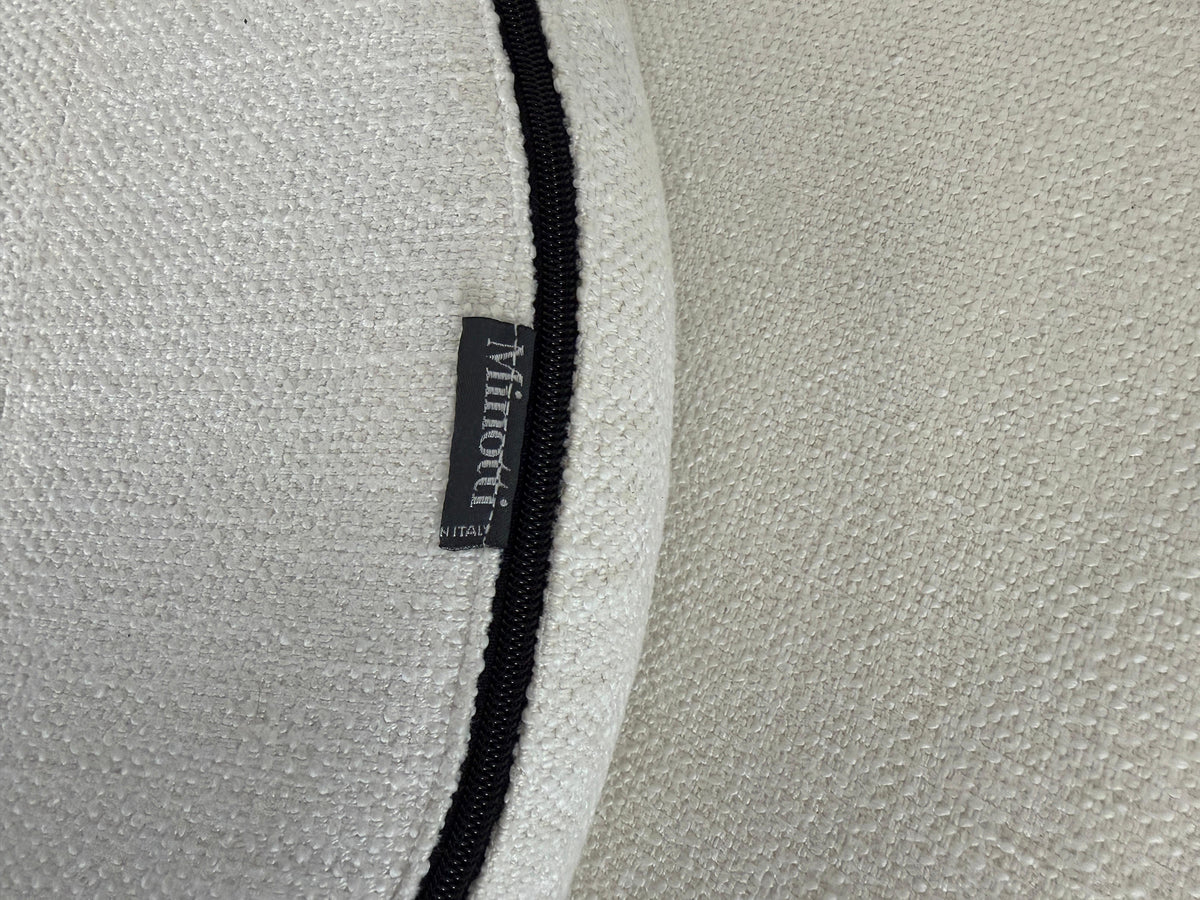 Gebrauchtes Minotti Mills Designer Stoff Stuhl in der Farbe Weiß vor einer Wand, stilvoll und modern eingerichtet.