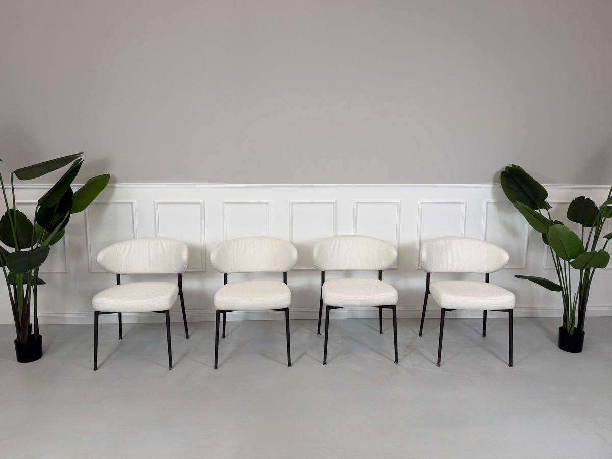 Gebrauchtes Minotti Mills Designer Stoff Stuhl in der Farbe Weiß vor einer Wand, stilvoll und modern eingerichtet.