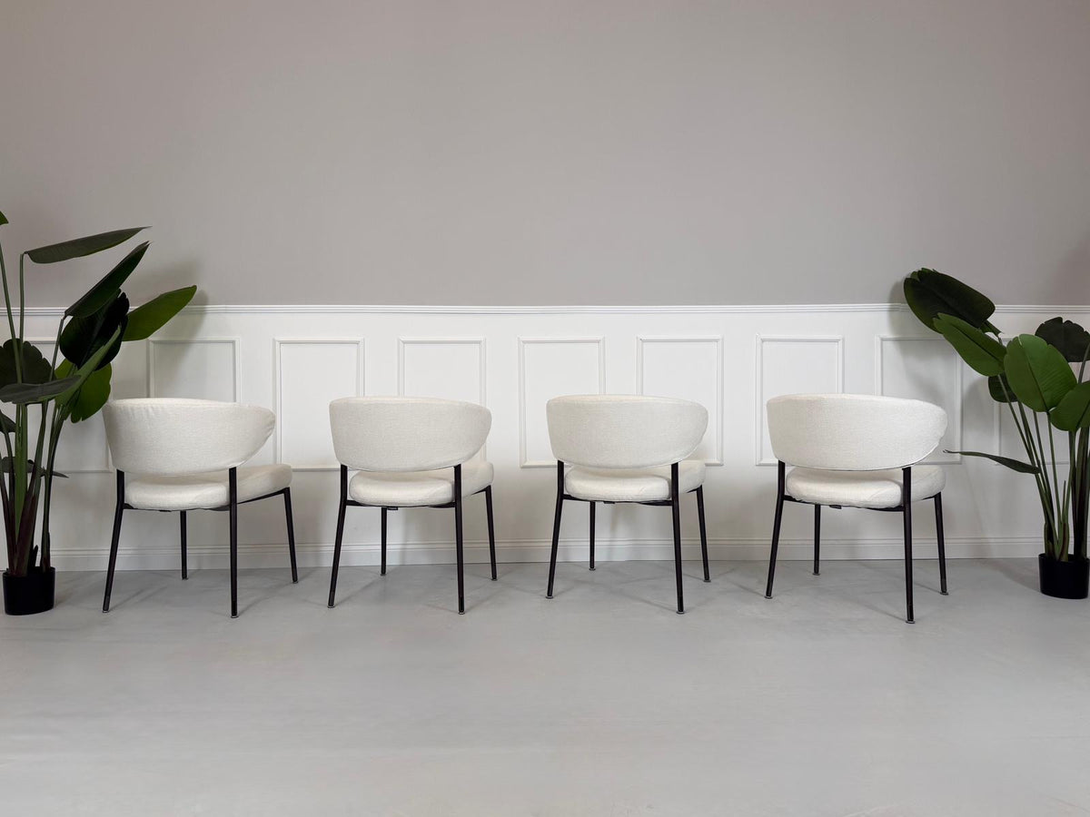 Gebrauchtes Minotti Mills Designer Stoff Stuhl in der Farbe Weiß vor einer Wand, stilvoll und modern eingerichtet.