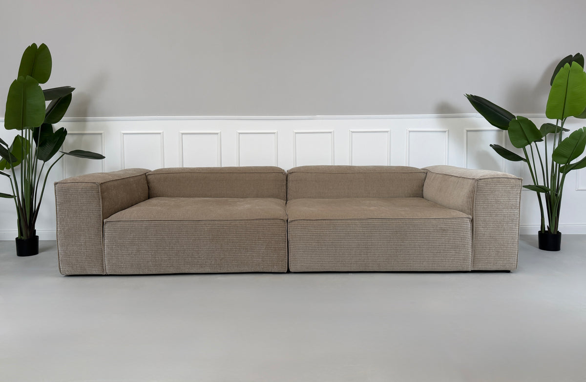 Gebrauchtes beigees Bolia Cosima Designer Stoff Sofa vor einer Wand, stilvoll und modern eingerichtet.