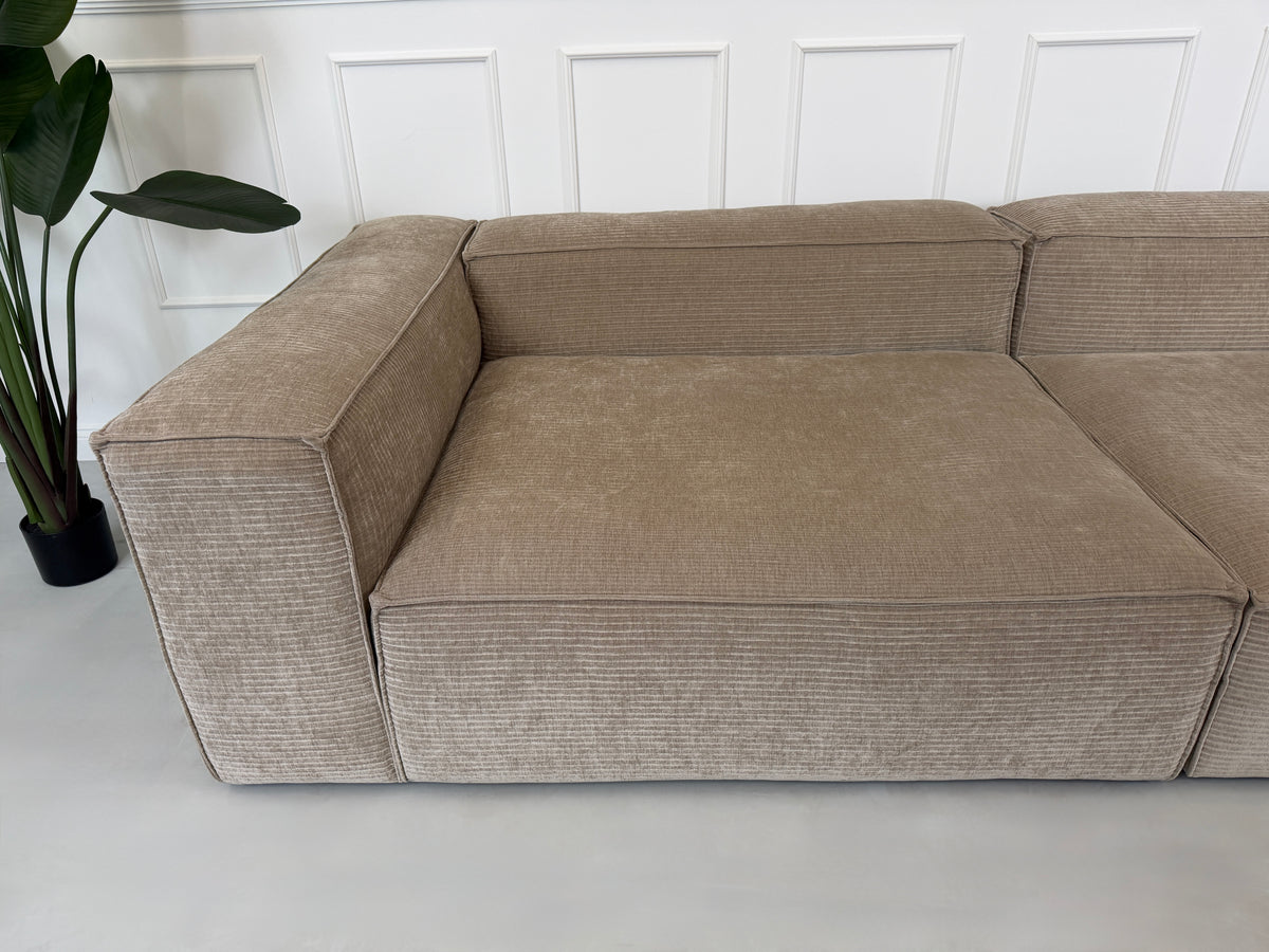 Gebrauchtes beigees Bolia Cosima Designer Stoff Sofa vor einer Wand, stilvoll und modern eingerichtet.