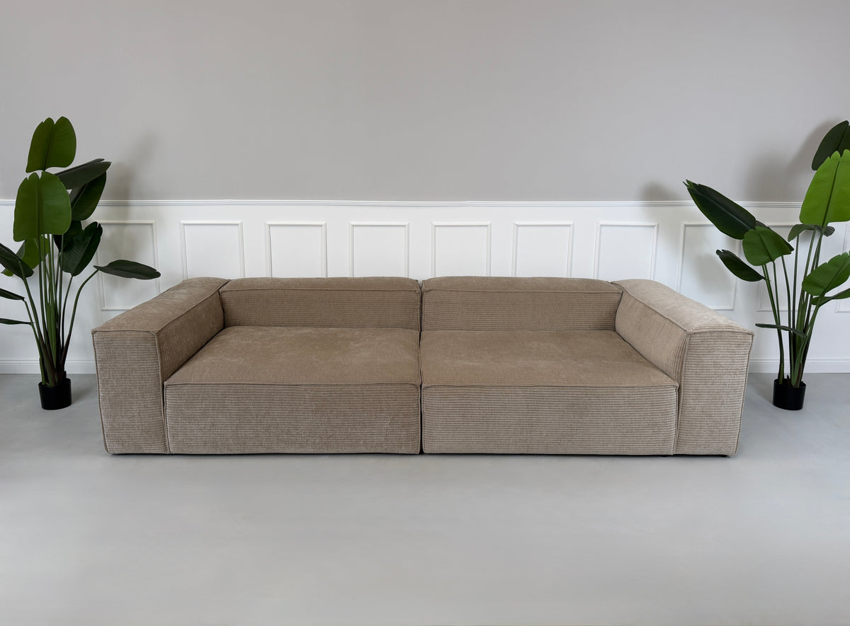 Gebrauchtes beigees Bolia Cosima Designer Stoff Sofa vor einer Wand, stilvoll und modern eingerichtet.