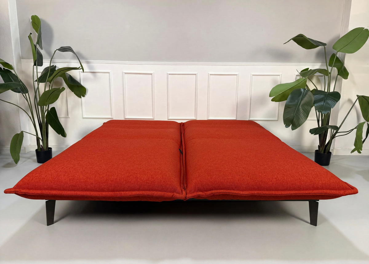 Gebrauchtes Rolf Benz Nova Designer Stoff Sofa vor einer Wand, stilvoll und modern eingerichtet.