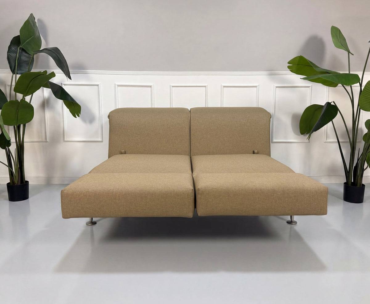Gebrauchtes beigees Brühl Moule Designer Stoff Sofa vor einer Wand, stilvoll und modern eingerichtet.