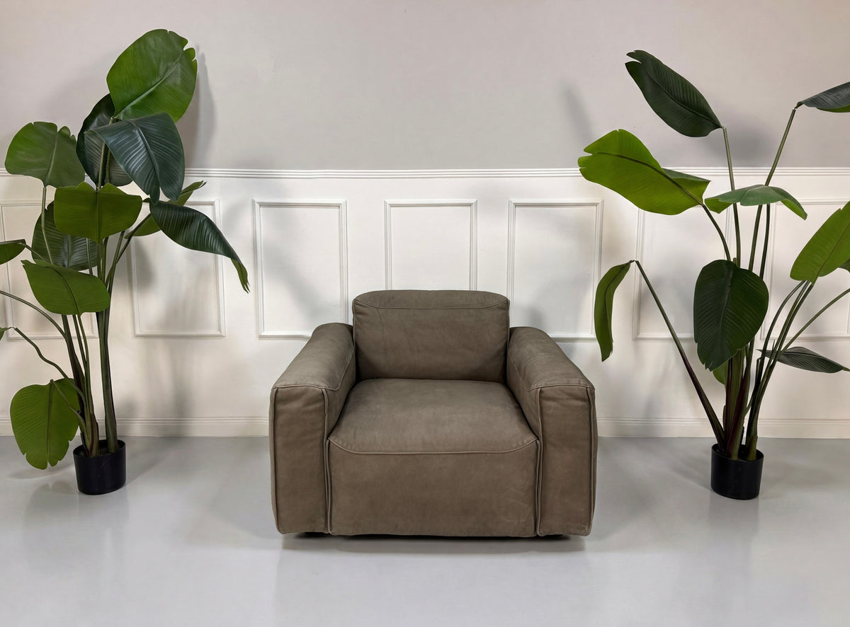 Gebrauchter brauner Rolf Benz Mio Designer Leder Sessel vor einer Wand, stilvoll und modern eingerichtet.