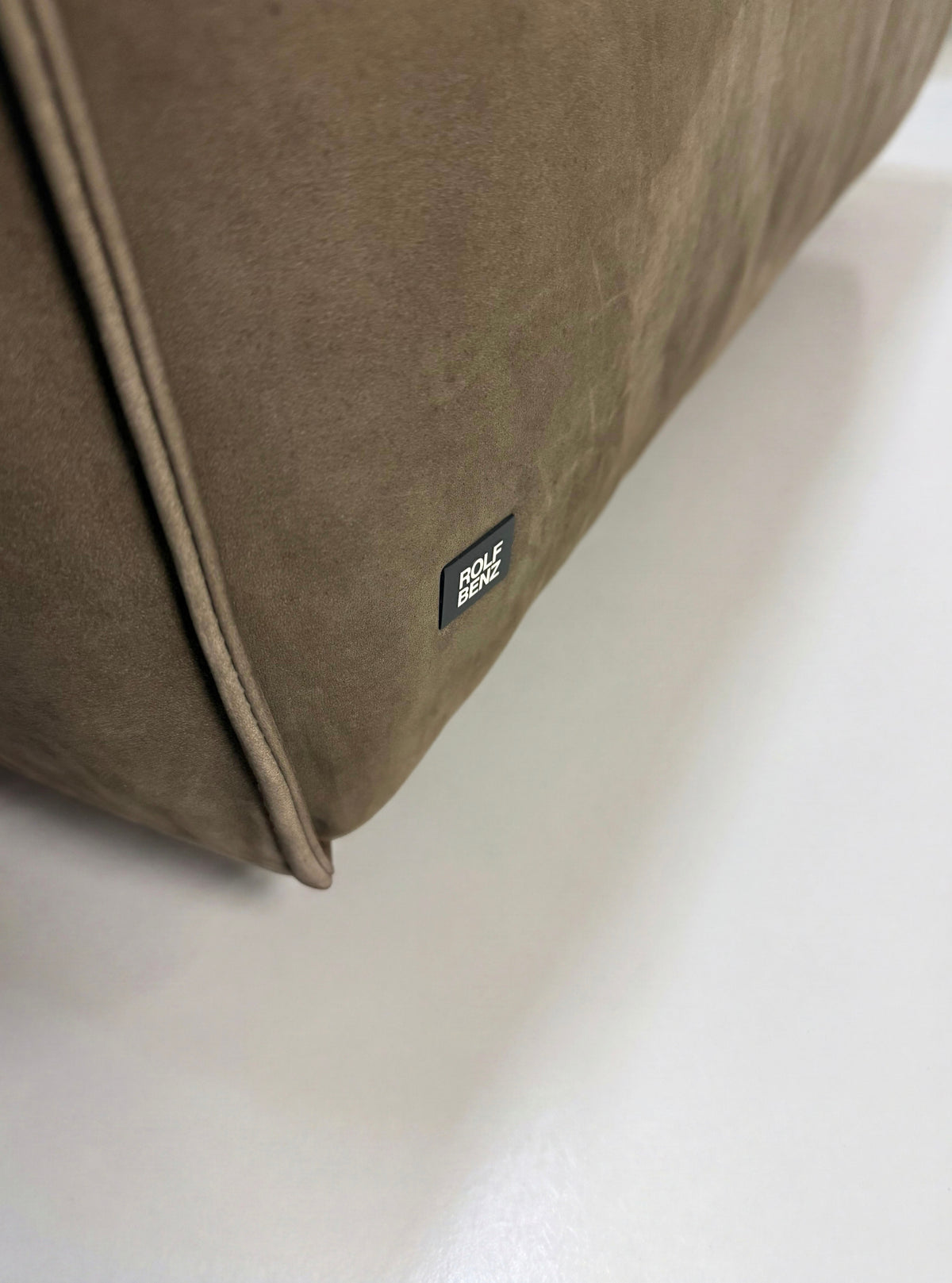 Gebrauchter brauner Rolf Benz Mio Designer Leder Sessel vor einer Wand, stilvoll und modern eingerichtet.