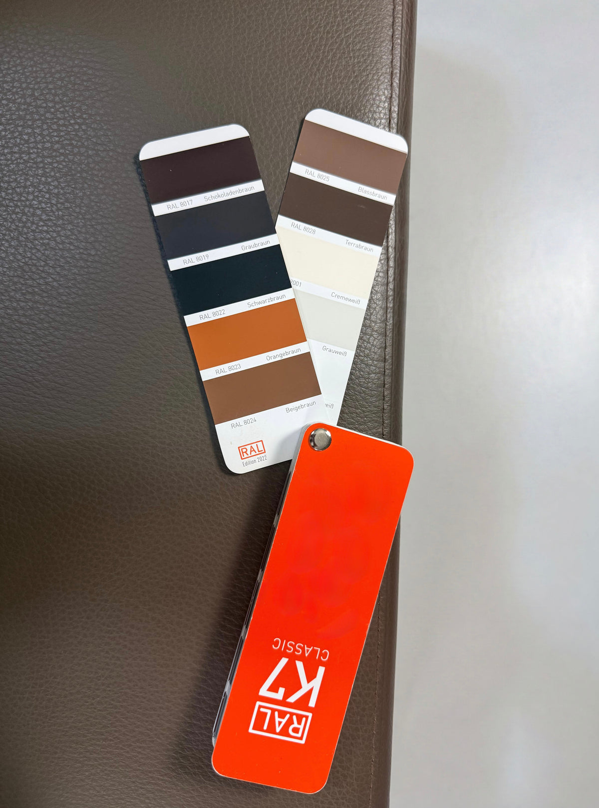 Gebrauchtes braunes Brühl Tomo Designer Leder Ecksofa vor einer Wand, stilvoll und modern eingerichtet.