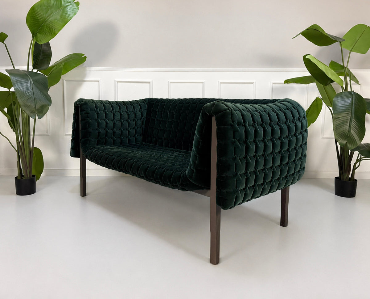 Gebrauchtes grünes Ligne Roset Ruché Designer Stoff Sofa vor einer Wand, stilvoll und modern eingerichtet.
