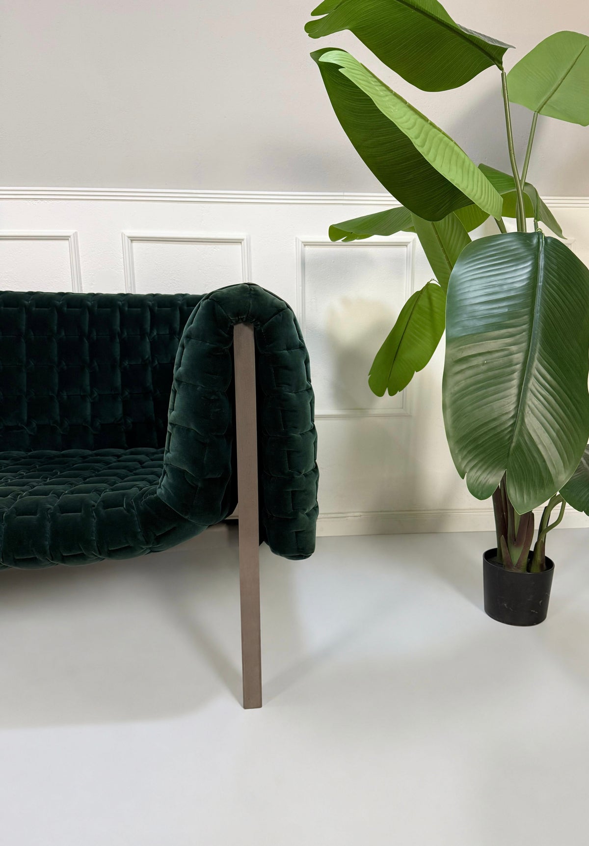 Gebrauchtes grünes Ligne Roset Ruché Designer Stoff Sofa vor einer Wand, stilvoll und modern eingerichtet.