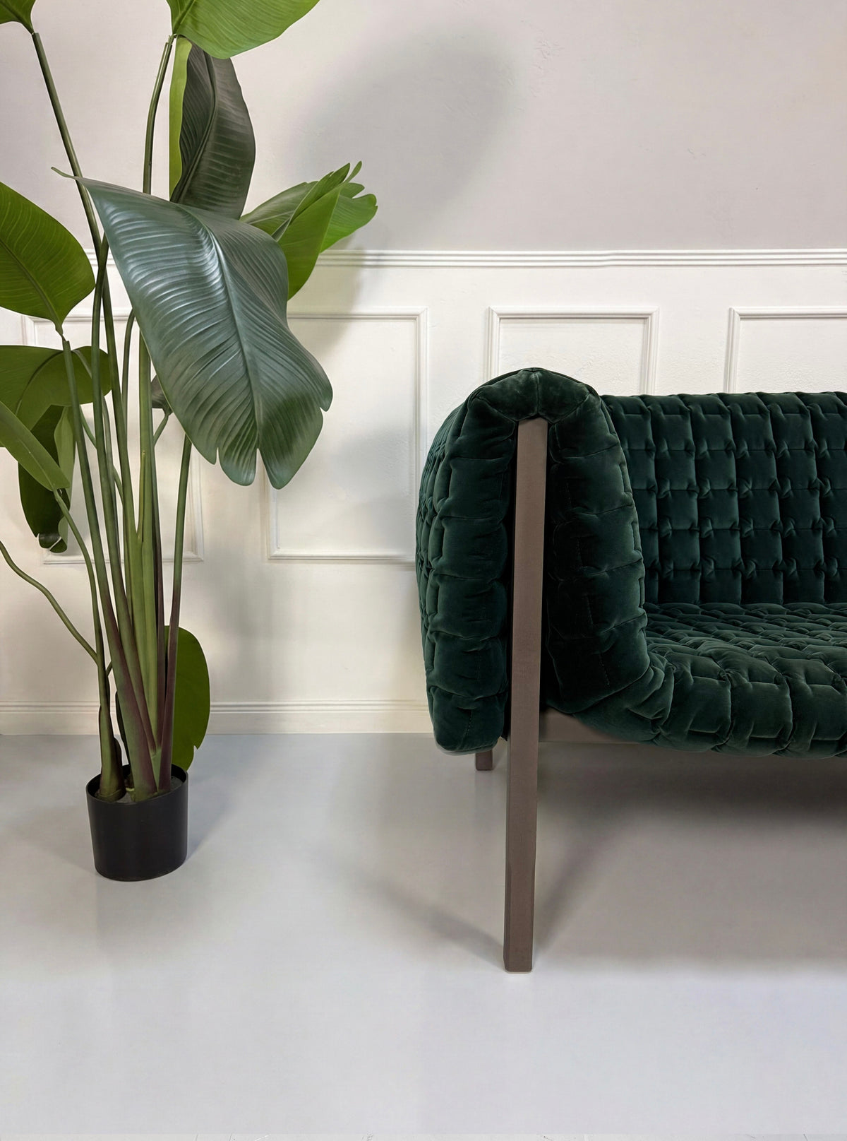 Gebrauchtes grünes Ligne Roset Ruché Designer Stoff Sofa vor einer Wand, stilvoll und modern eingerichtet.