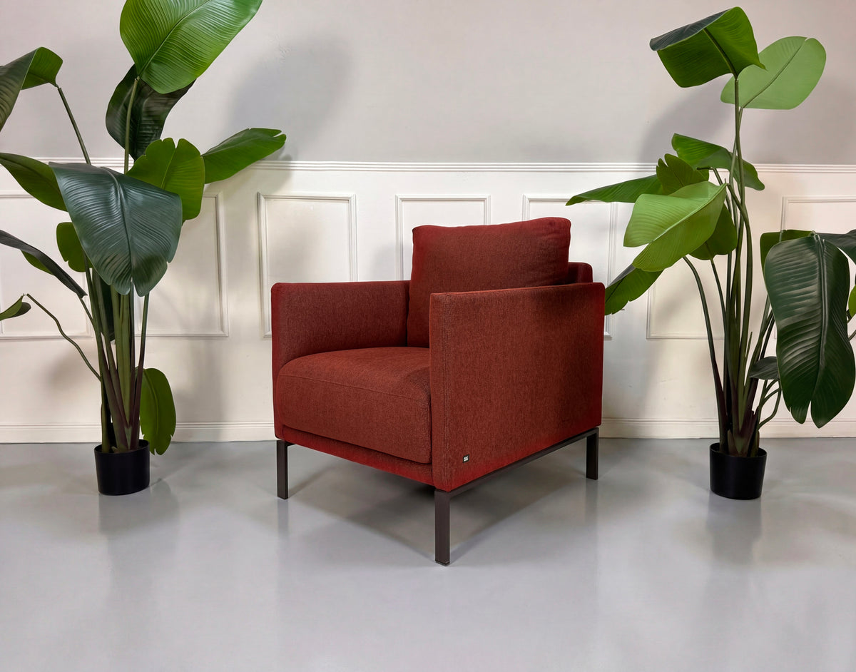 Gebrauchtes rotes Rolf Benz Cara Designer Stoff Sofa vor einer Wand, stilvoll und modern eingerichtet.