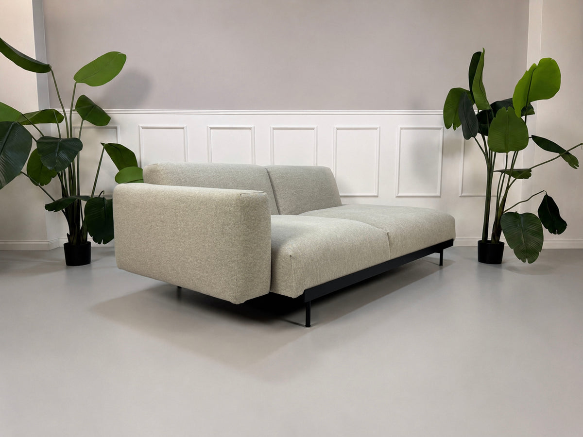 Gebrauchtes graues Muuto In Situ Designer Stoff Sofa vor einer Wand, stilvoll und modern eingerichtet.