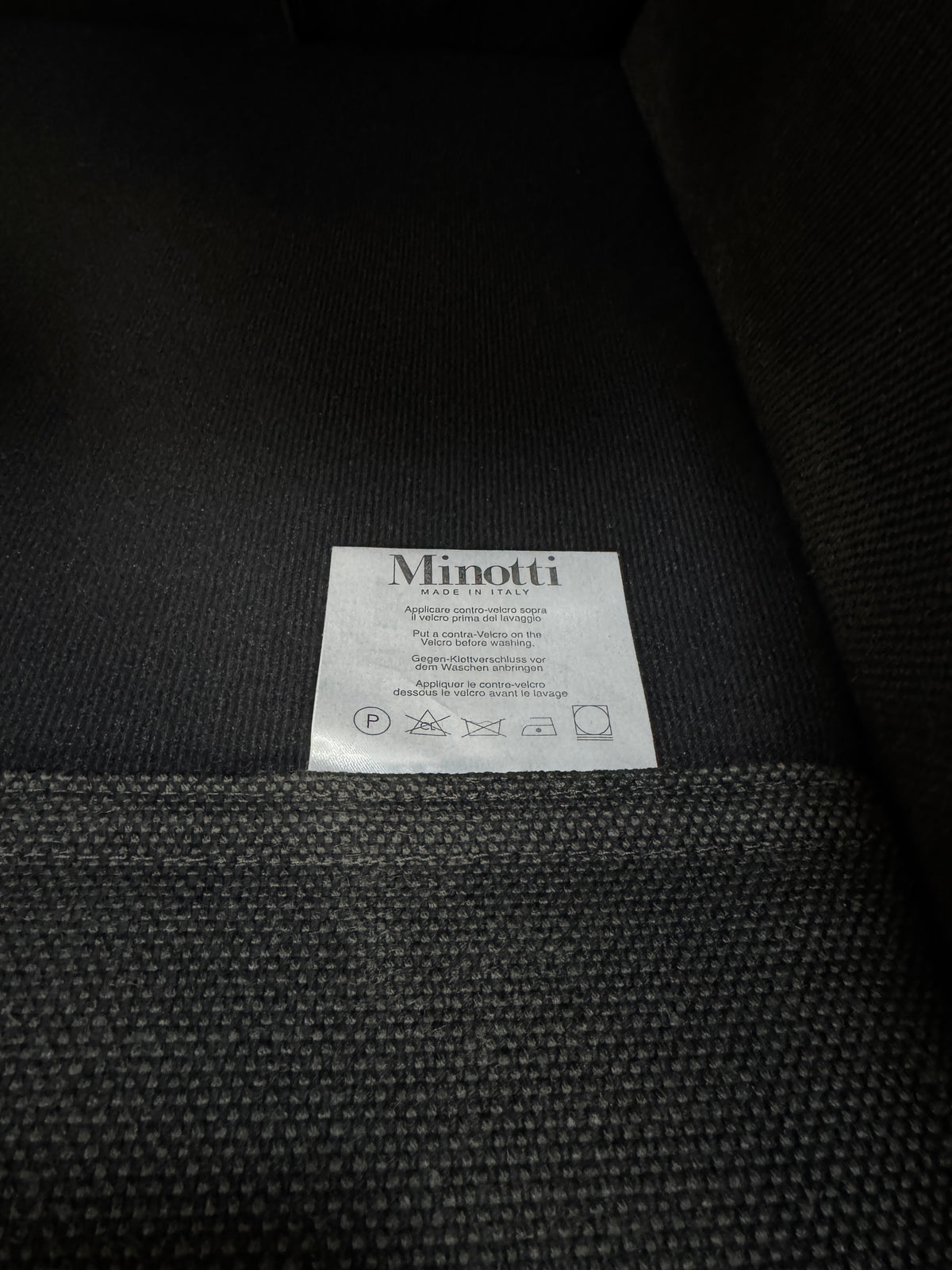 Gebrauchtes graues Minotti Hamilton Designer Stoff Sofa vor einer Wand, stilvoll und modern eingerichtet.