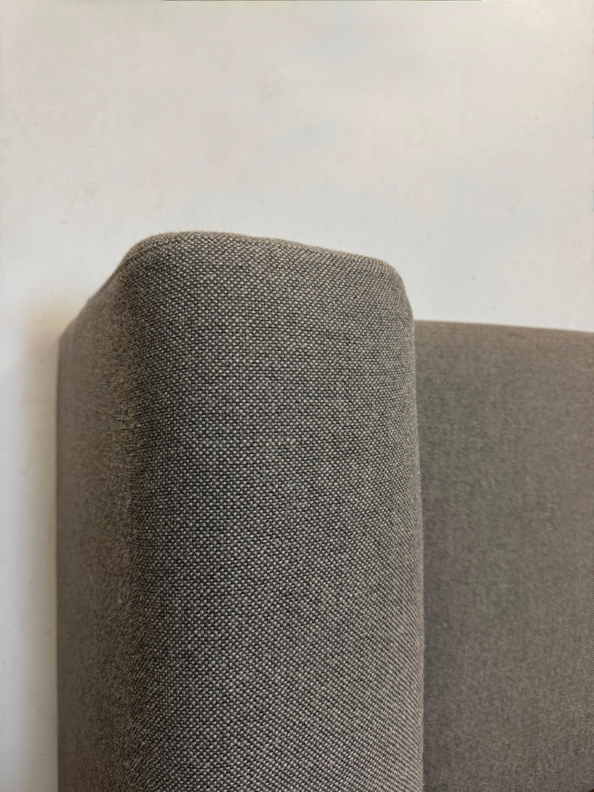 Gebrauchtes graues HAY Mags Designer Stoff Sofa vor einer Wand, stilvoll und modern eingerichtet.