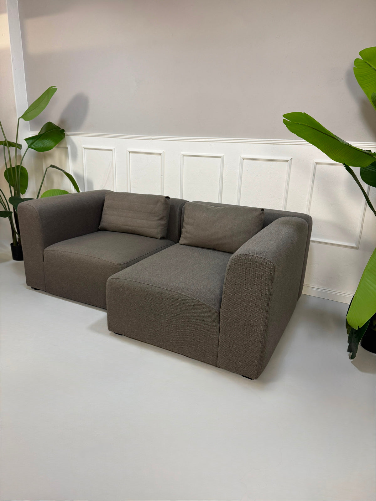 Gebrauchtes graues HAY Mags Designer Stoff Sofa vor einer Wand, stilvoll und modern eingerichtet.