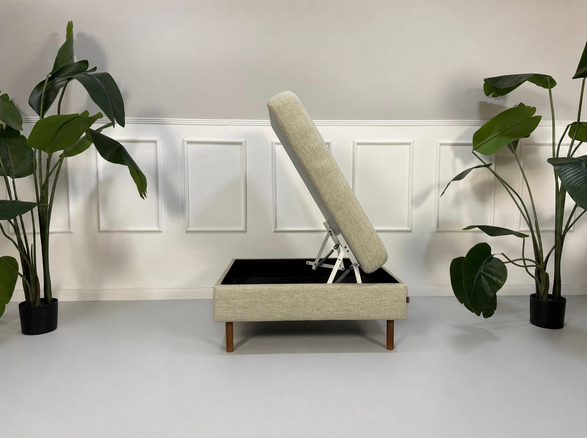 Gebrauchtes beiges Bolia Scandinavia 6 Sitzer Designer Stoff Sofa vor einer Wand, stilvoll und modern eingerichtet.