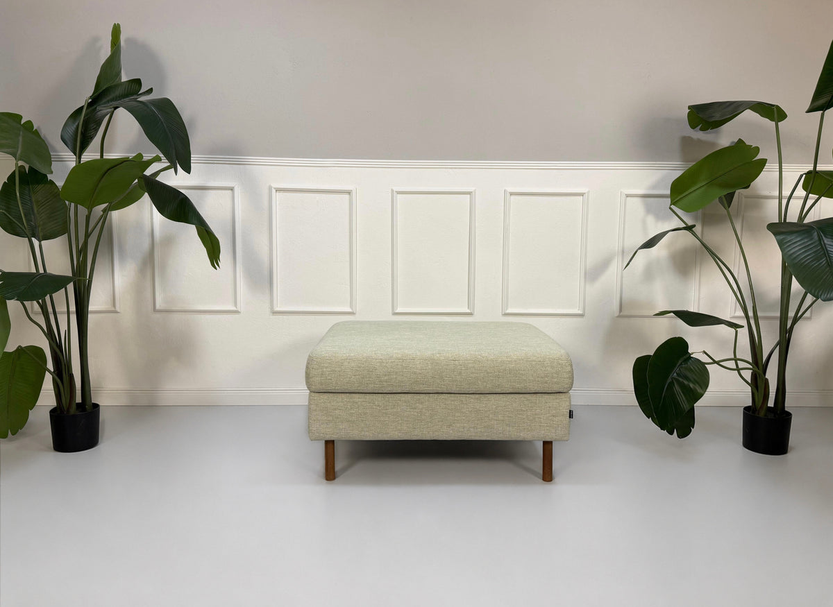 Gebrauchtes beiges Bolia Scandinavia 6 Sitzer Designer Stoff Sofa vor einer Wand, stilvoll und modern eingerichtet.