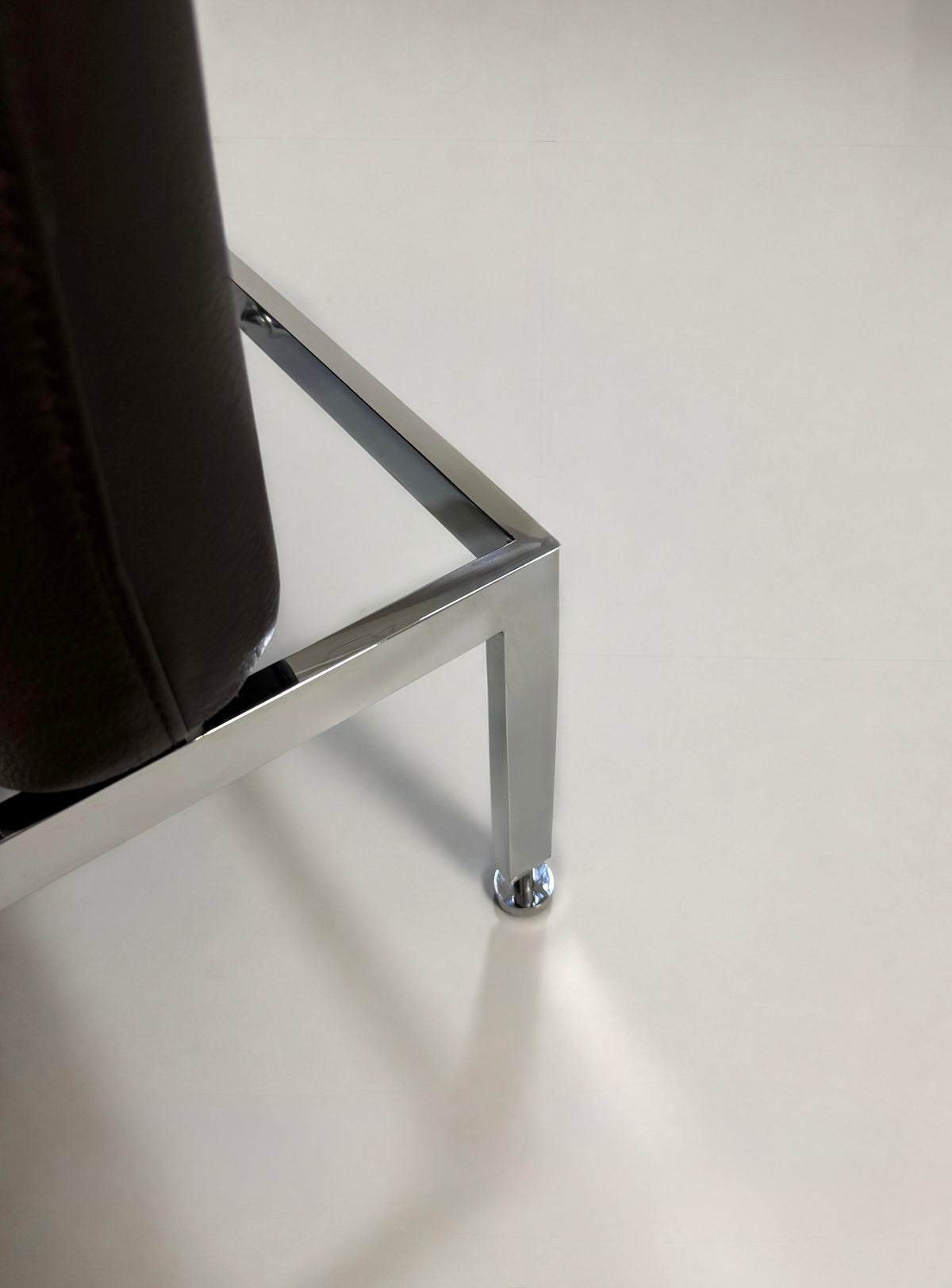 Gebrauchtes braunes Brühl Roro Medium Designer Leder Sofa vor einer Wand, stilvoll und modern eingerichtet.