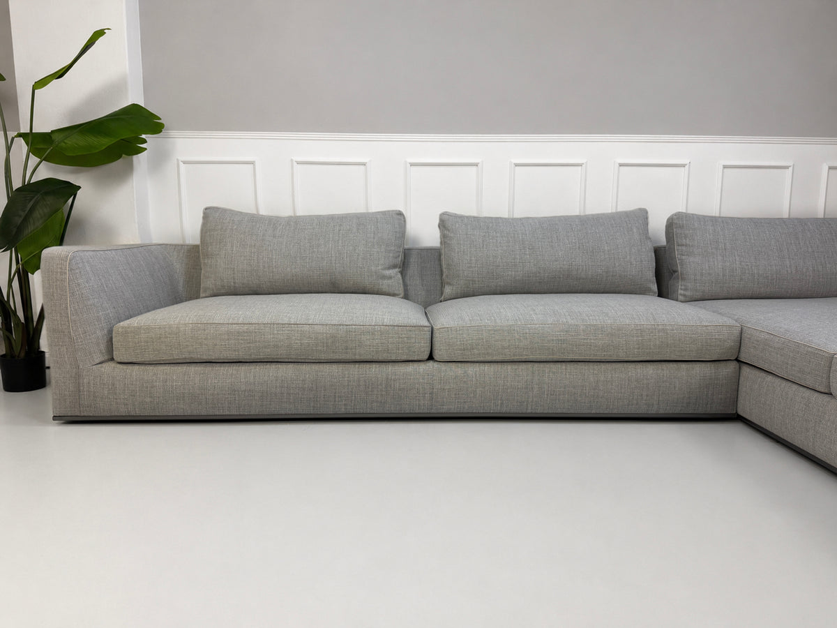 Gebrauchtes graues B&B Italia Richard Designer Stoff Sofa vor einer Wand, stilvoll und modern eingerichtet.