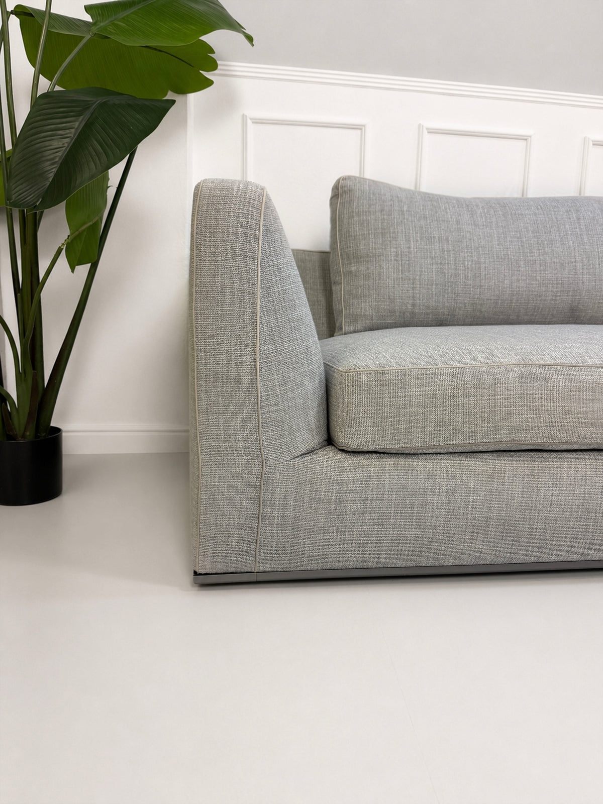 Gebrauchtes graues B&B Italia Richard Designer Stoff Sofa vor einer Wand, stilvoll und modern eingerichtet.