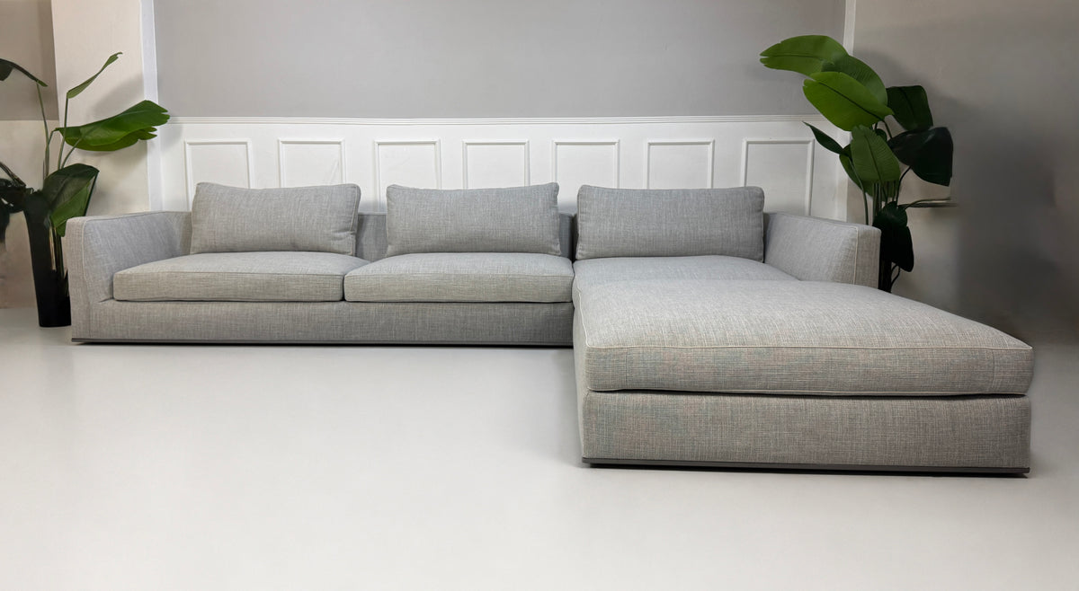 Gebrauchtes graues B&B Italia Richard Designer Stoff Sofa vor einer Wand, stilvoll und modern eingerichtet.