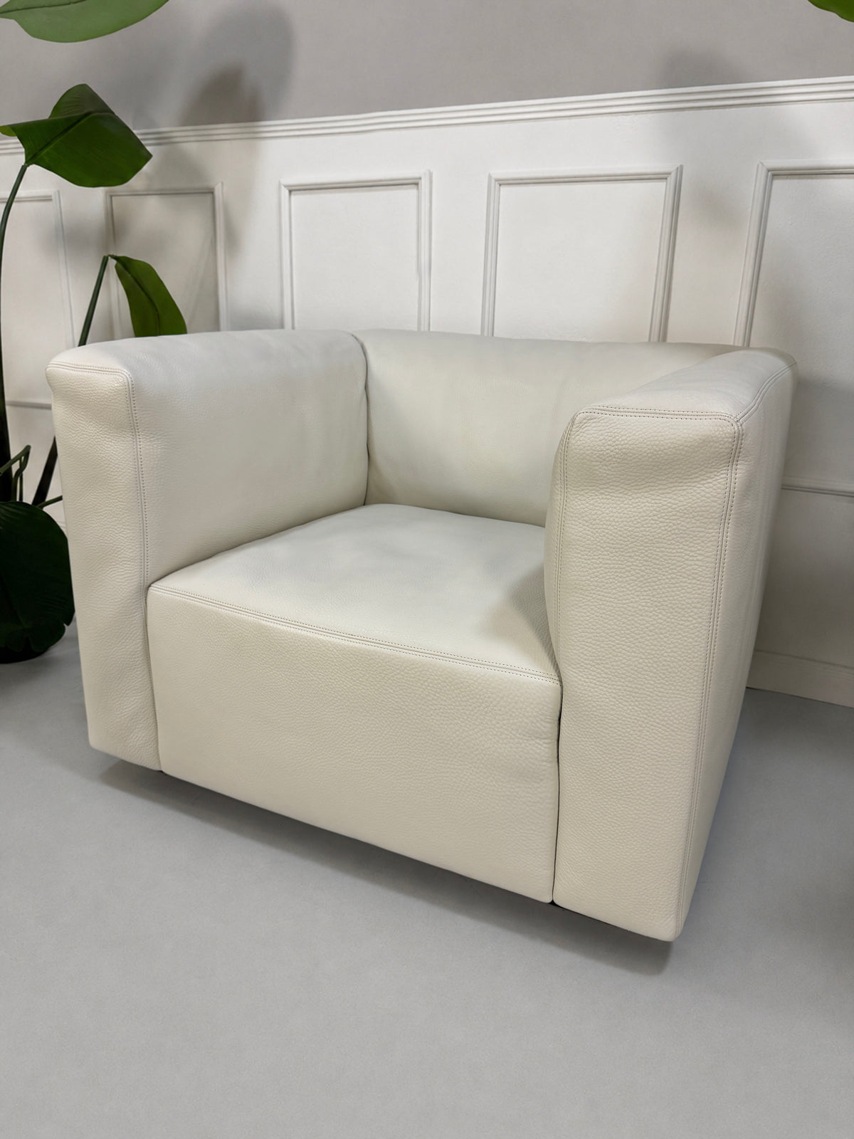 Gebrauchtes weißes Walter Knoll Living Landscape 740 Designer Leder Sofa vor einer Wand, stilvoll und modern eingerichtet.
