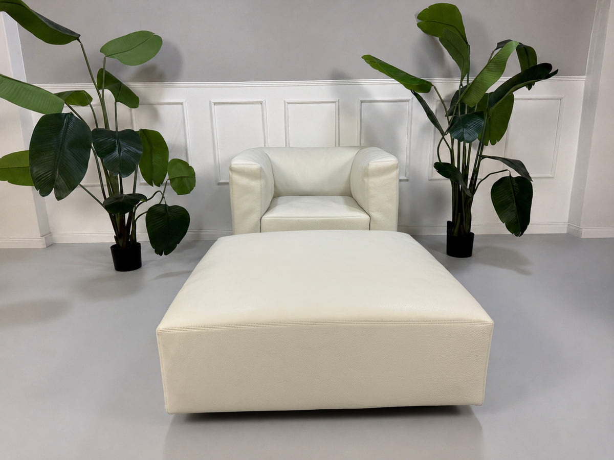 Gebrauchtes weißes Walter Knoll Living Landscape 740 Designer Leder Sofa vor einer Wand, stilvoll und modern eingerichtet.