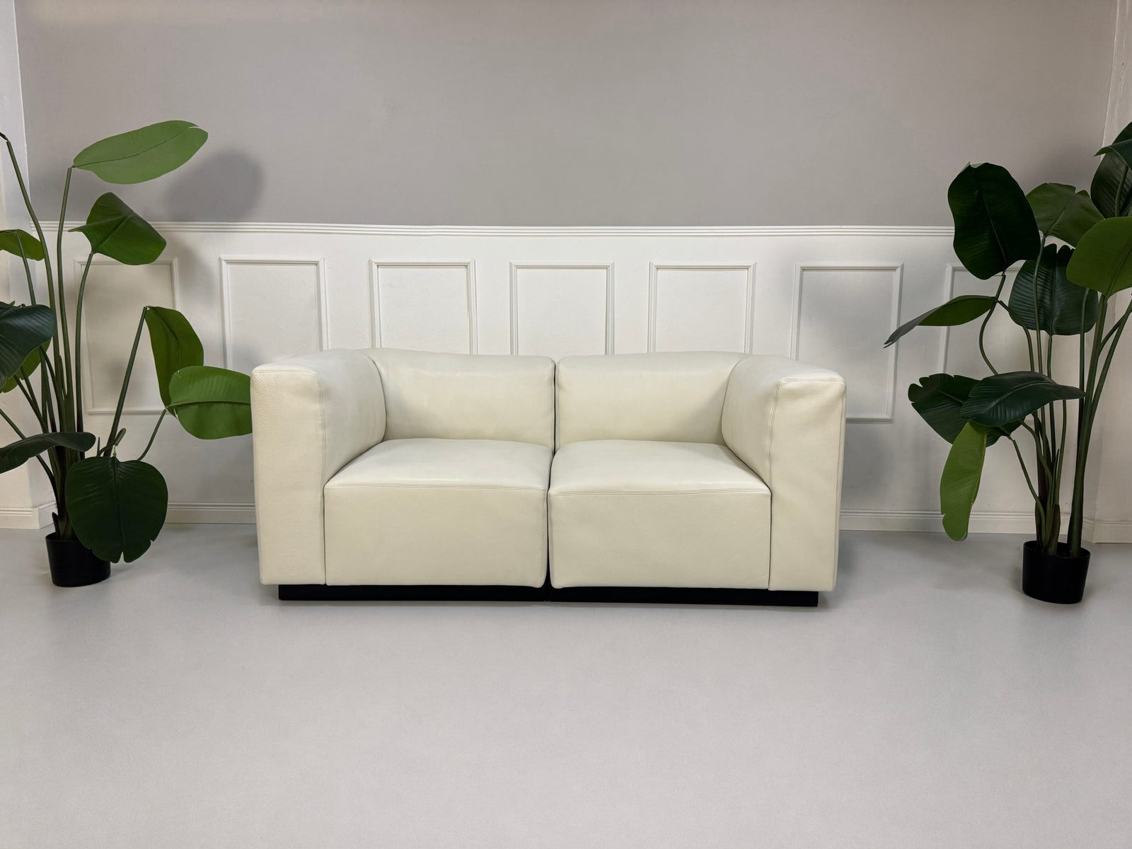 Gebrauchtes weißes Walter Knoll Living Landscape 740 Designer Leder Sofa vor einer Wand, stilvoll und modern eingerichtet.