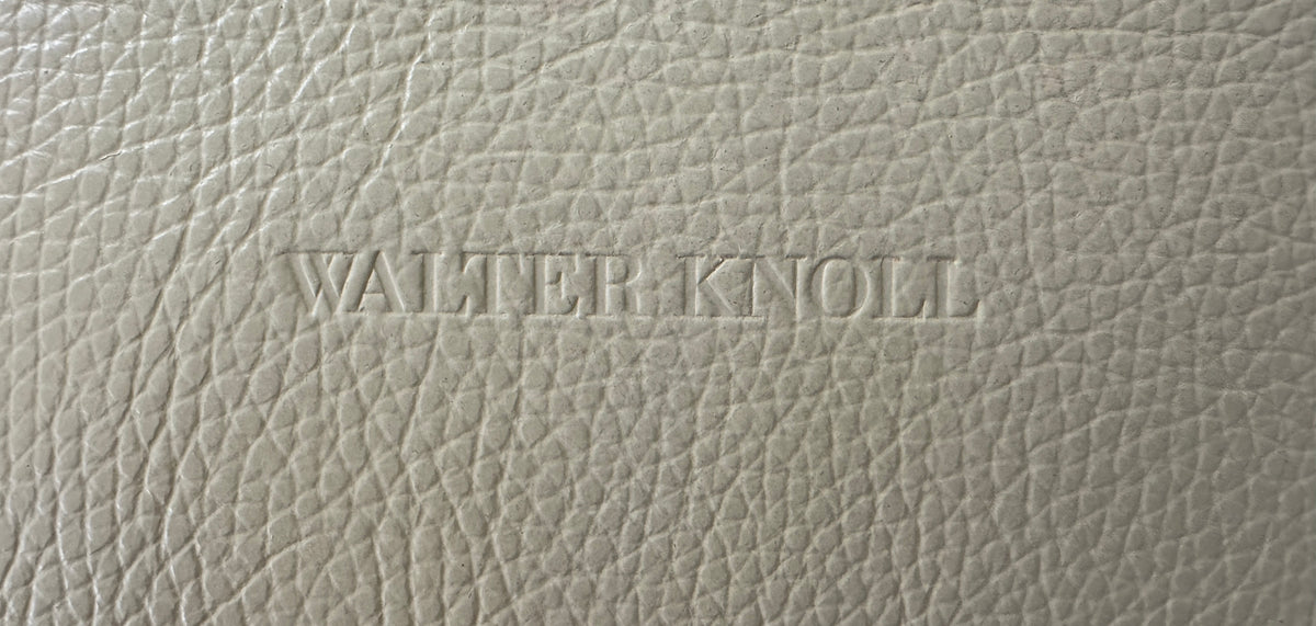 Gebrauchtes beiges Walter Knoll Prime Time Designer Leder Sofa vor einer Wand, stilvoll und modern eingerichtet.