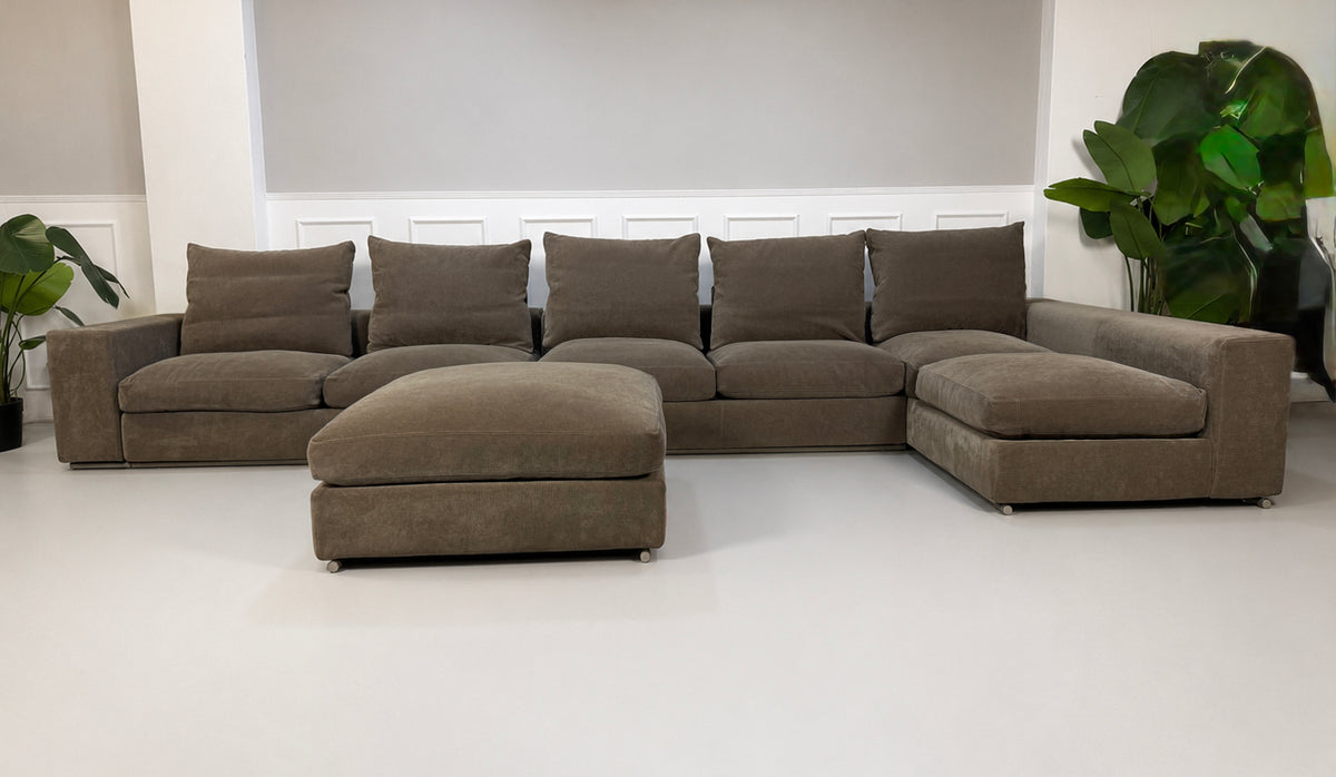 Gebrauchtes braunes Flexform Groundpiece Designer Stoff Sofa vor einer Wand, stilvoll und modern eingerichtet.