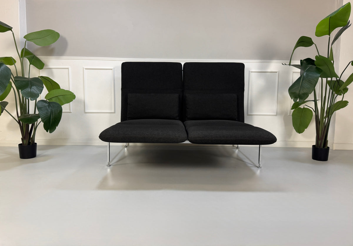 Gebrauchtes graues Brühl Roro Designer Stoff Sofa vor einer Wand, stilvoll und modern eingerichtet.