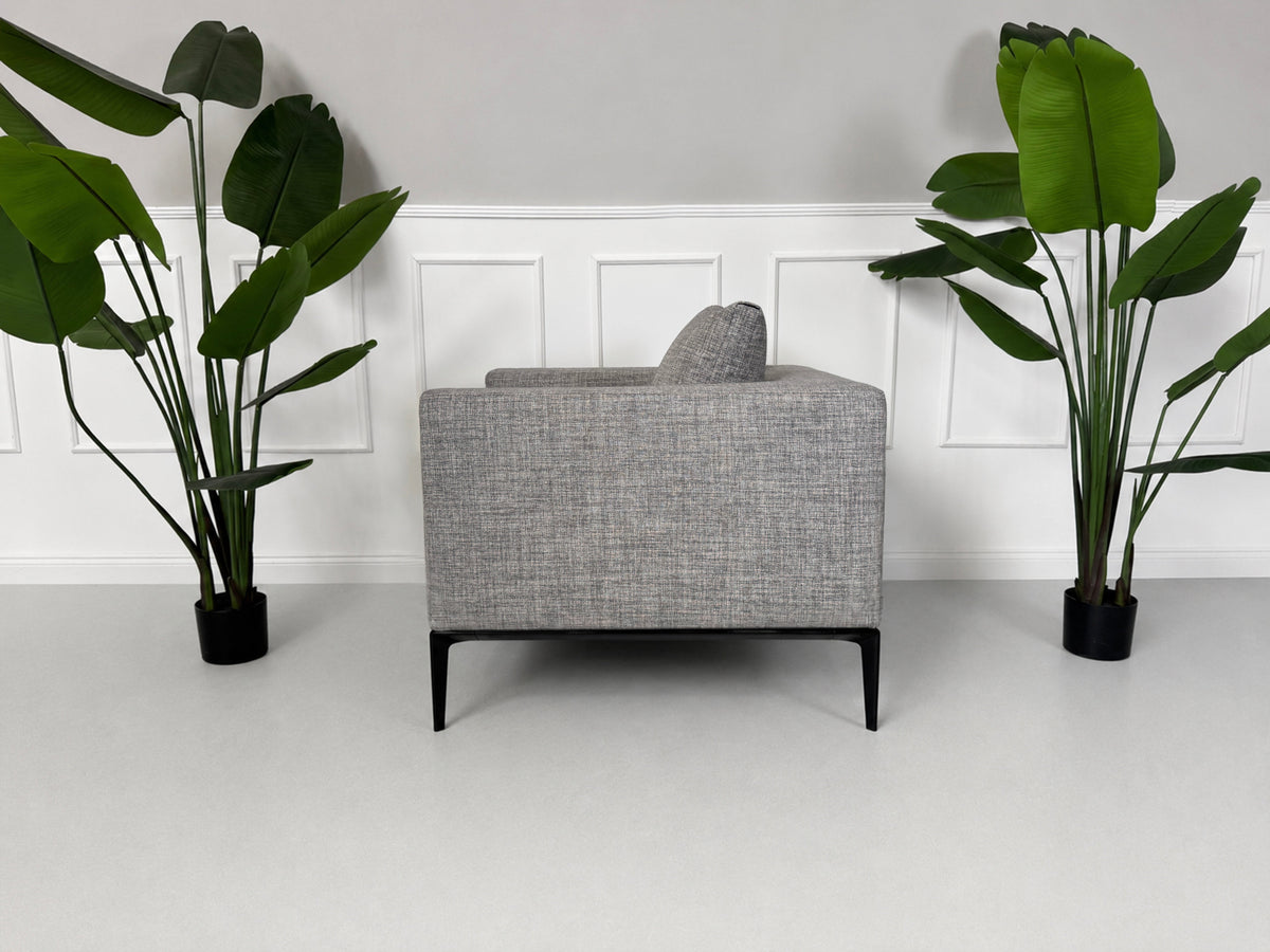 Gebrauchtes graues Walter Knoll Jaan Living Designer Stoff Sofa mit Hocker vor einer Wand, stilvoll und modern eingerichtet.