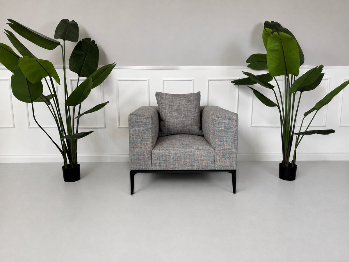 Gebrauchtes graues Walter Knoll Jaan Living Designer Stoff Sofa mit Hocker vor einer Wand, stilvoll und modern eingerichtet.