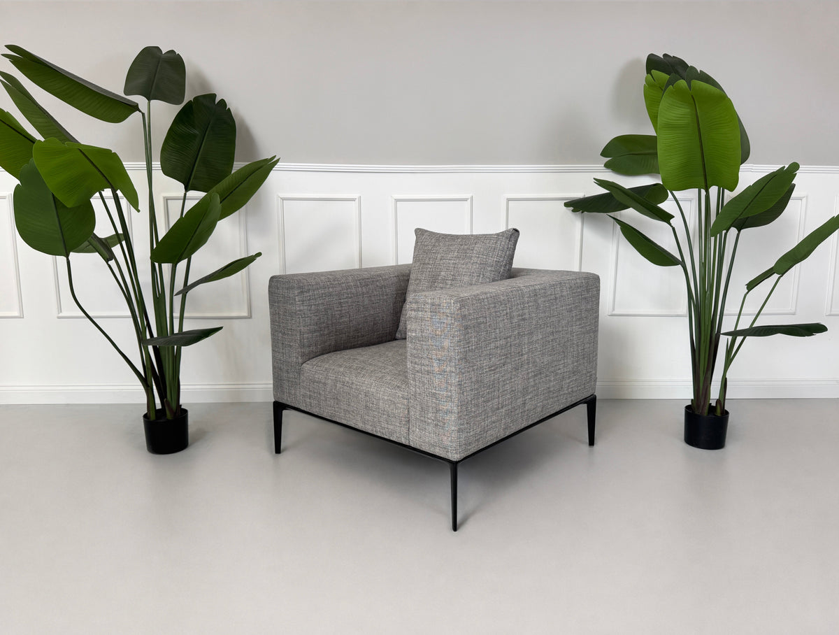 Gebrauchtes graues Walter Knoll Jaan Living Designer Stoff Sofa mit Hocker vor einer Wand, stilvoll und modern eingerichtet.