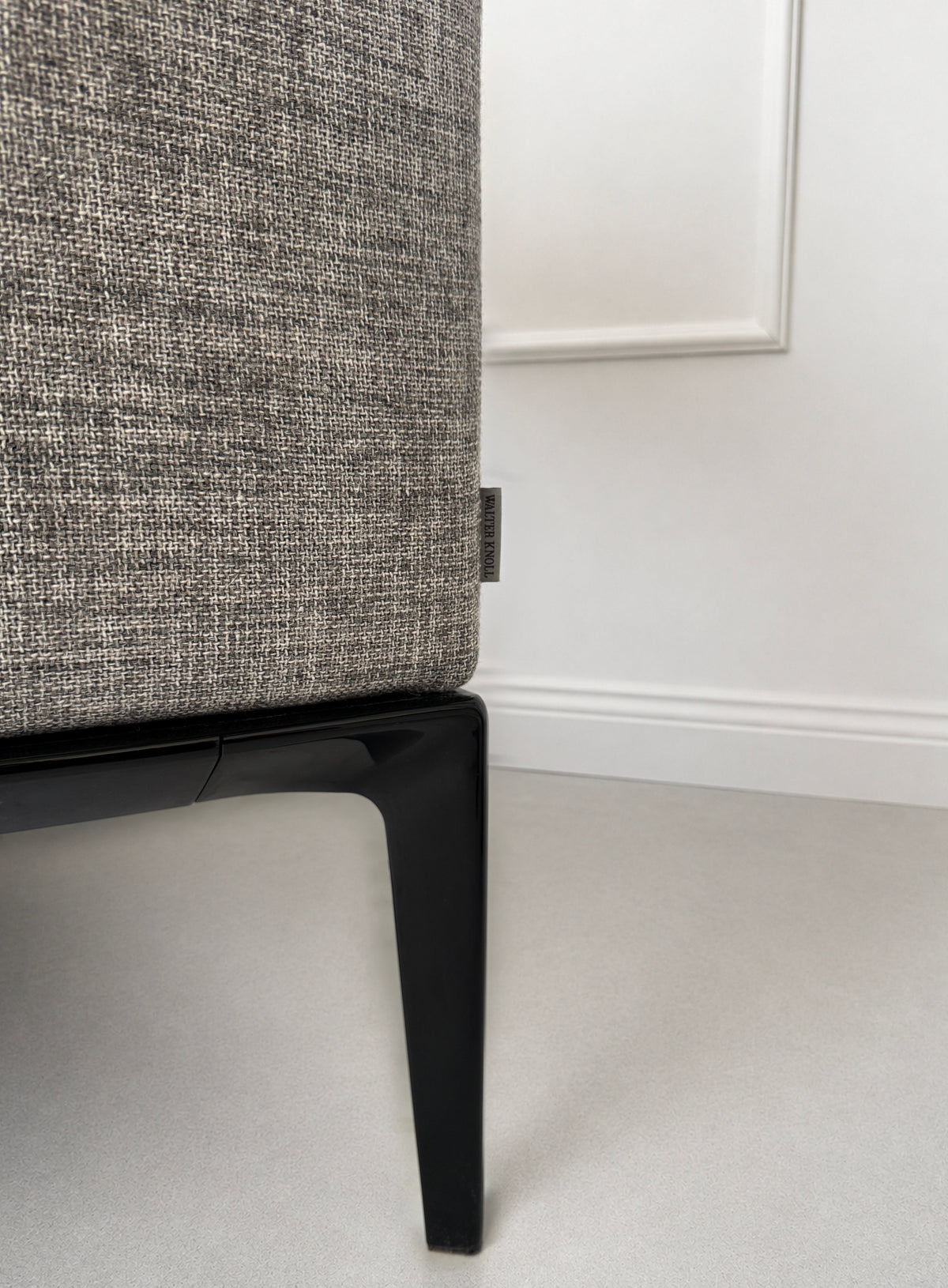 Gebrauchtes graues Walter Knoll Jaan Living Designer Stoff Sofa mit Hocker vor einer Wand, stilvoll und modern eingerichtet.