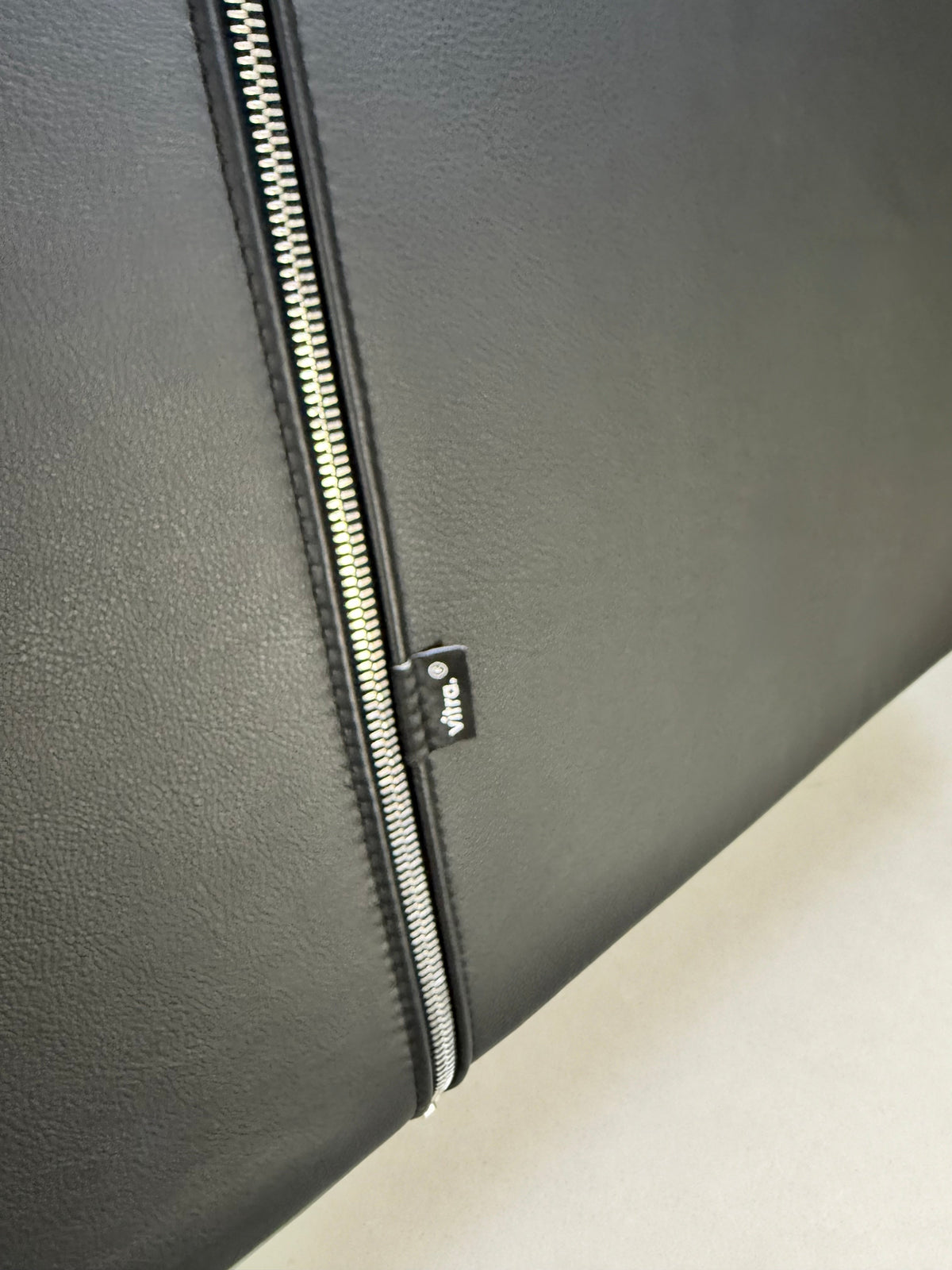Gebrauchtes schwarzes Vitra Suita Designer Leder Sofa vor einer Wand, stilvoll und modern eingerichtet.