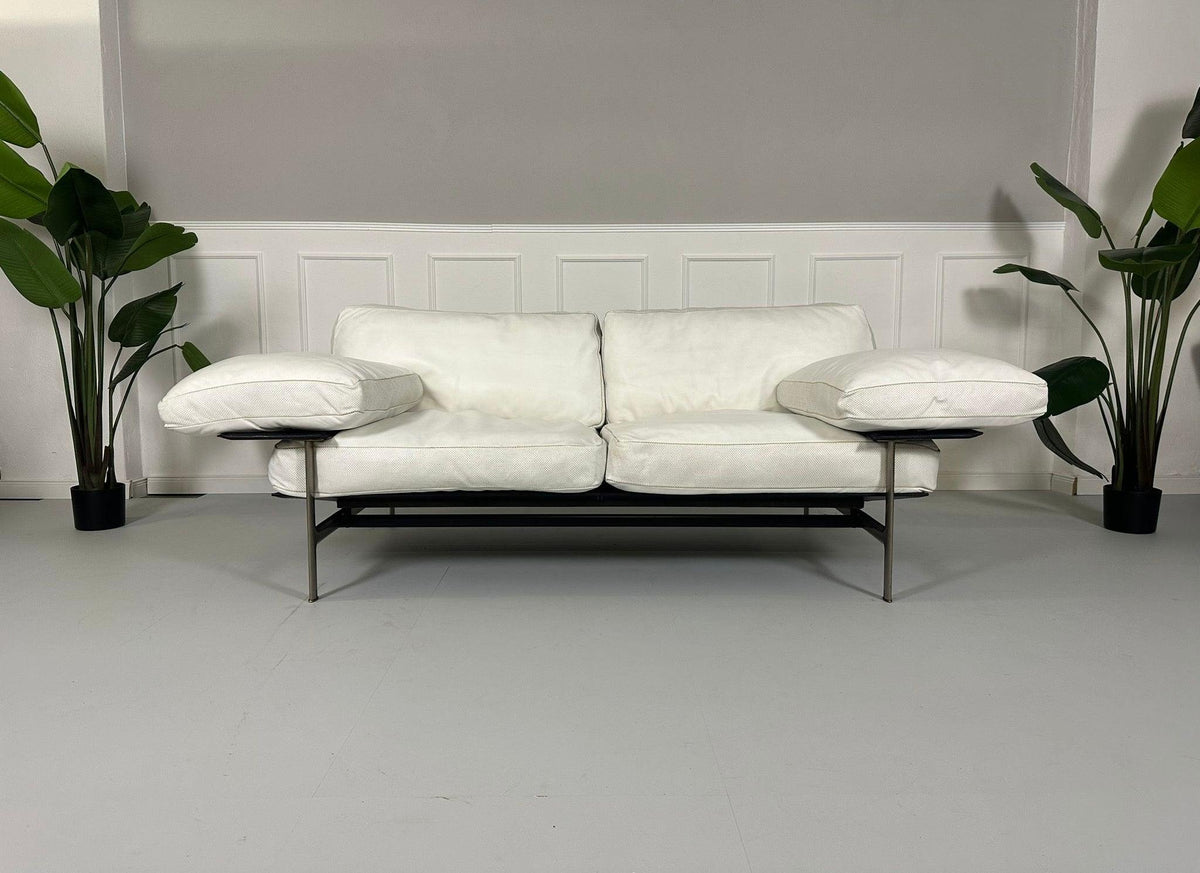 Gebrauchtes weißes B&B Italia Diesis Designer Leder Sofa vor einer Wand, stilvoll und modern eingerichtet.