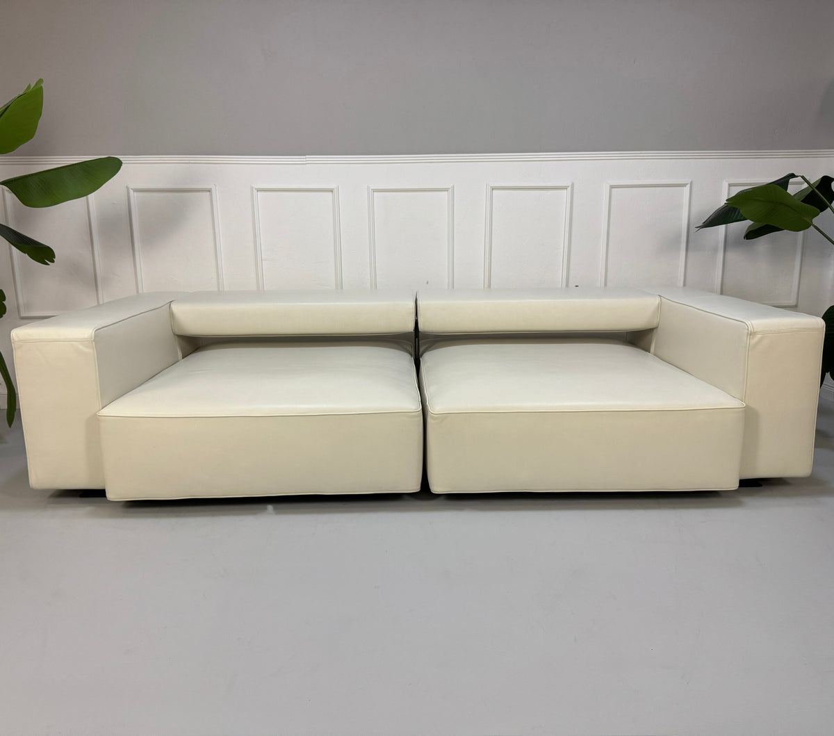 Gebrauchtes weißes B&B Italia Andy Designer Leder Sofa vor einer Wand, stilvoll und modern eingerichtet.