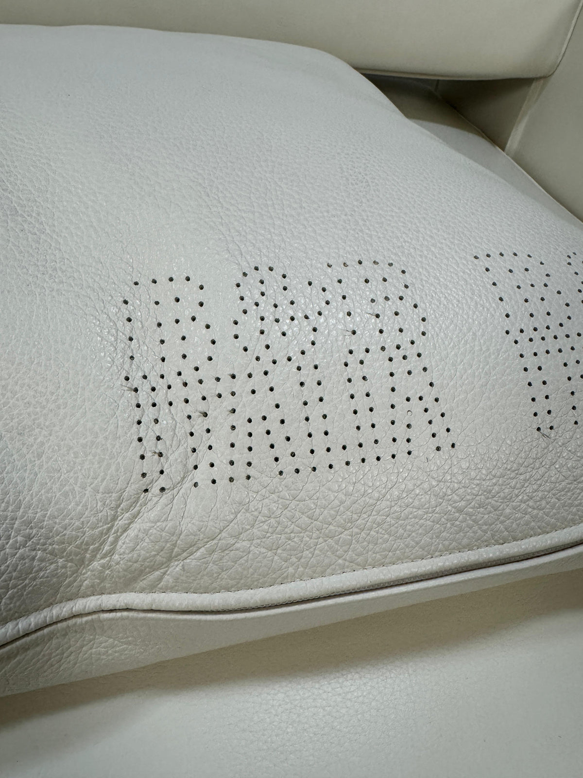Gebrauchtes weißes B&B Italia Andy Designer Leder Sofa vor einer Wand, stilvoll und modern eingerichtet.