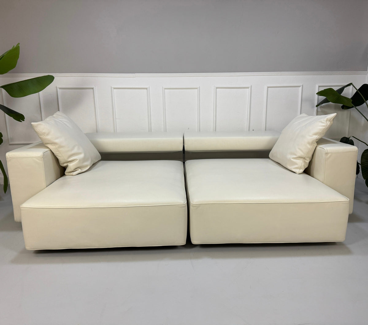 Gebrauchtes weißes B&B Italia Andy Designer Leder Sofa vor einer Wand, stilvoll und modern eingerichtet.