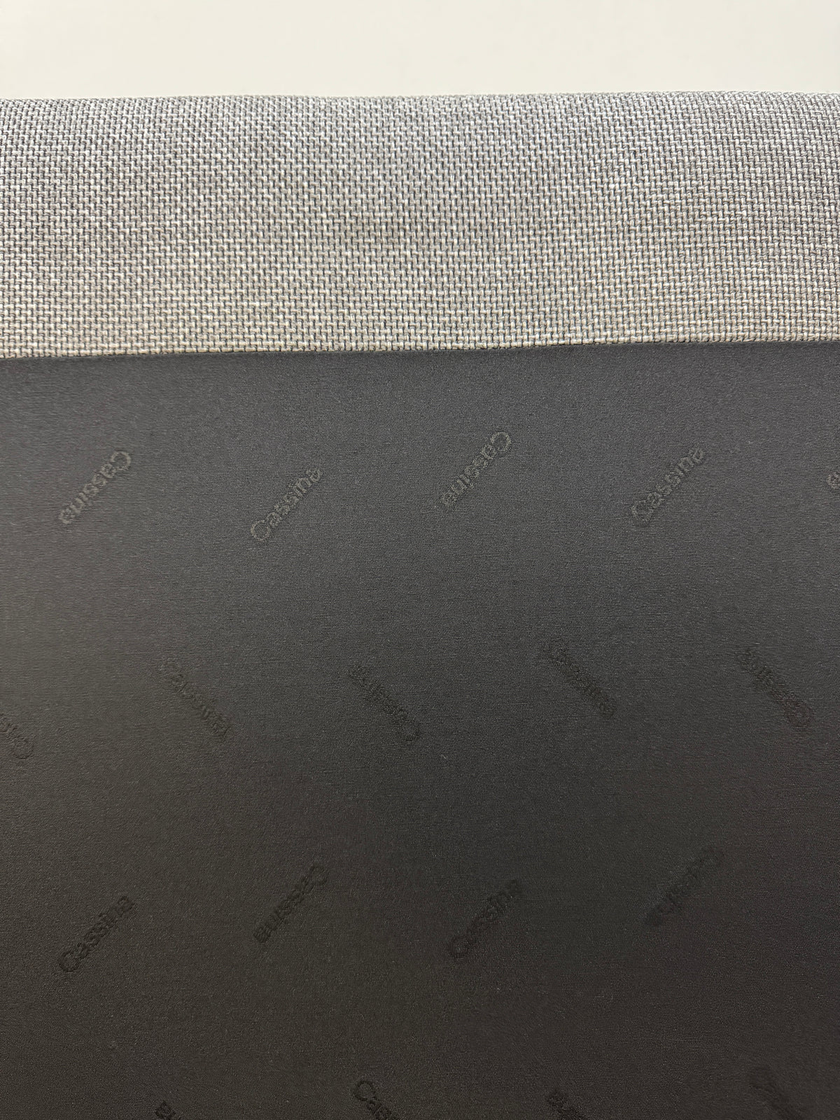 Gebrauchtes graues Cassina Moov Zweisitzer Designer Stoff Sofa vor einer Wand, stilvoll und modern eingerichtet.