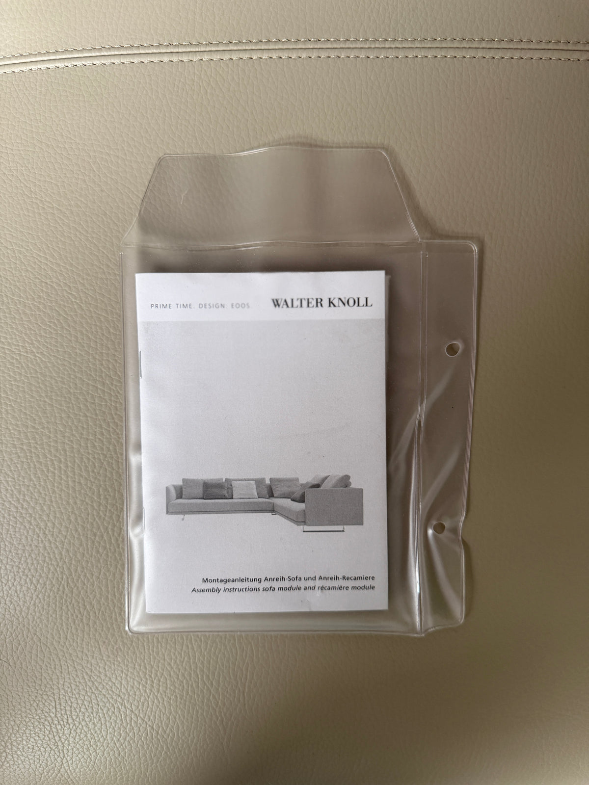 Gebrauchtes graues Walter Knoll Prime Time Designer Leder Ecksofa vor einer Wand, stilvoll und modern eingerichtet.