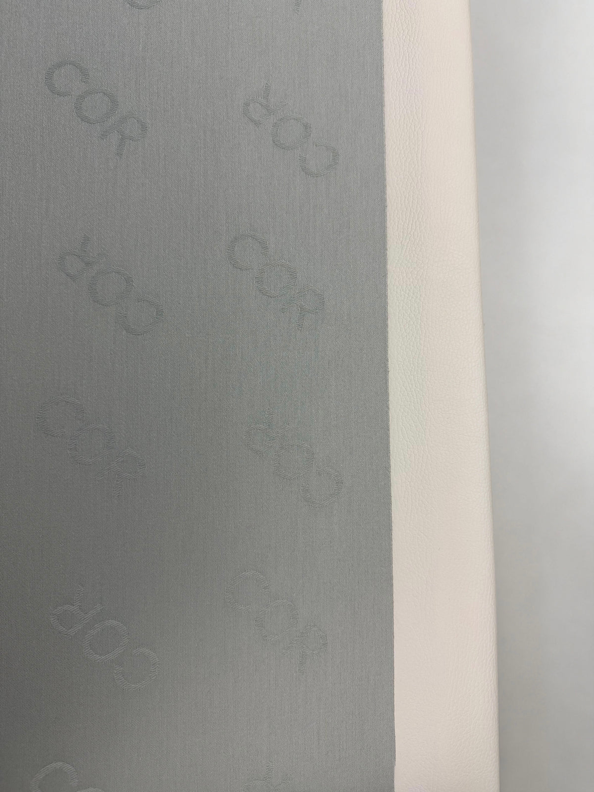 Gebrauchtes graues COR Conseta Designer Leder Sofa vor einer Wand, stilvoll und modern eingerichtet.
