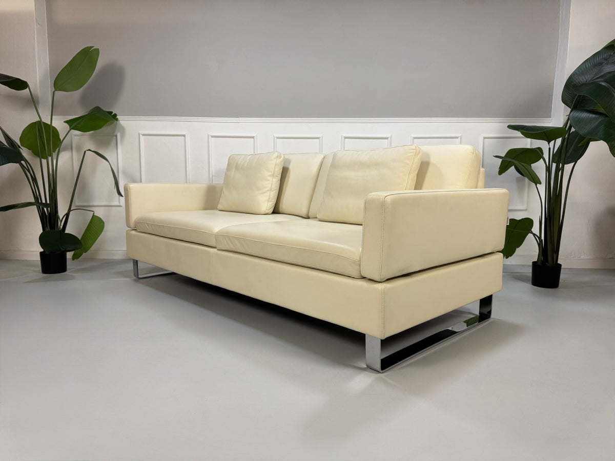Gebrauchtes beiges Ledersofa Brühl Modell Alba vor einer modernen Wand