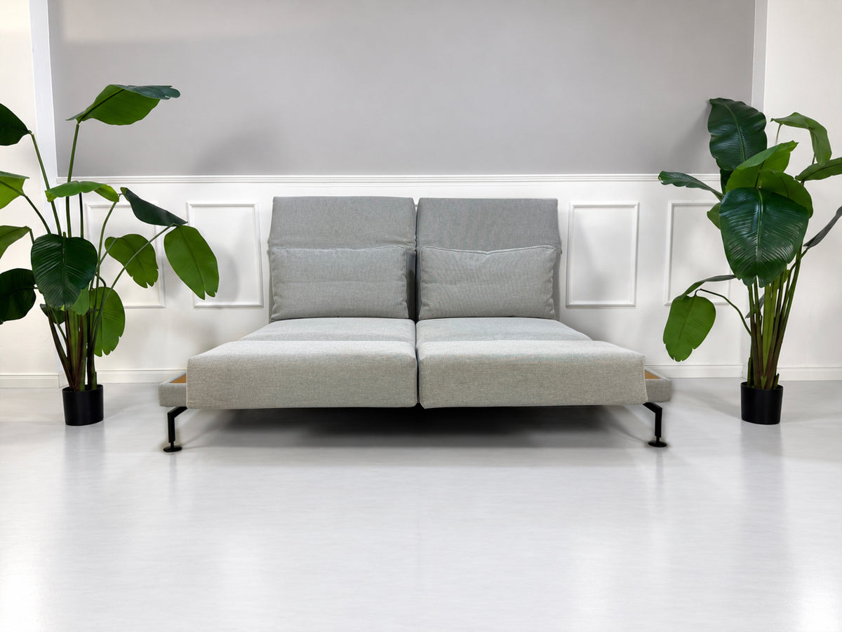 Brühl Moule Medium Sofa Zweisitzer Stoff Grau mit Ablage und Hocker – Ansicht 4