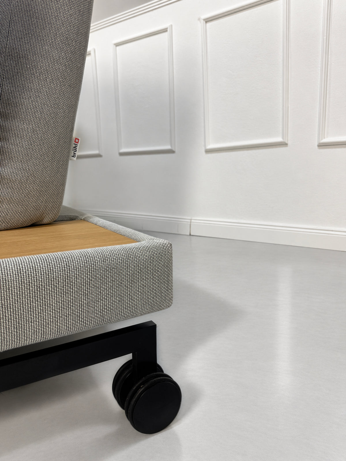 Brühl Moule Medium Sofa Zweisitzer Stoff Grau mit Ablage und Hocker – Ansicht 6