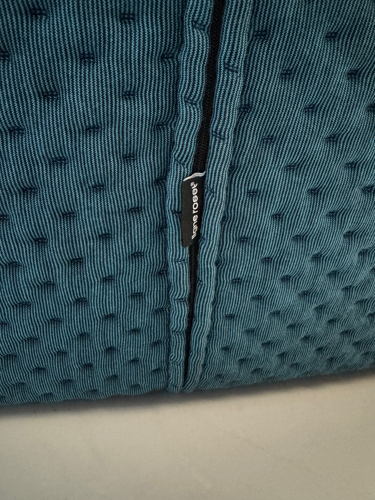 Ligne Roset Ploum Medium Zweisitzer Sofa Stoff Blau mit Hocker – Ansicht 3